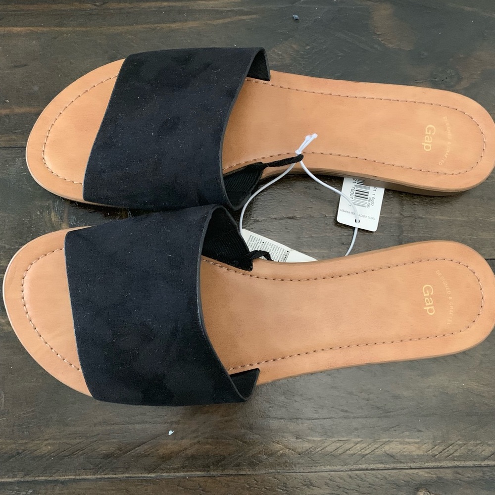 GAP black sandals (Sz. 7)